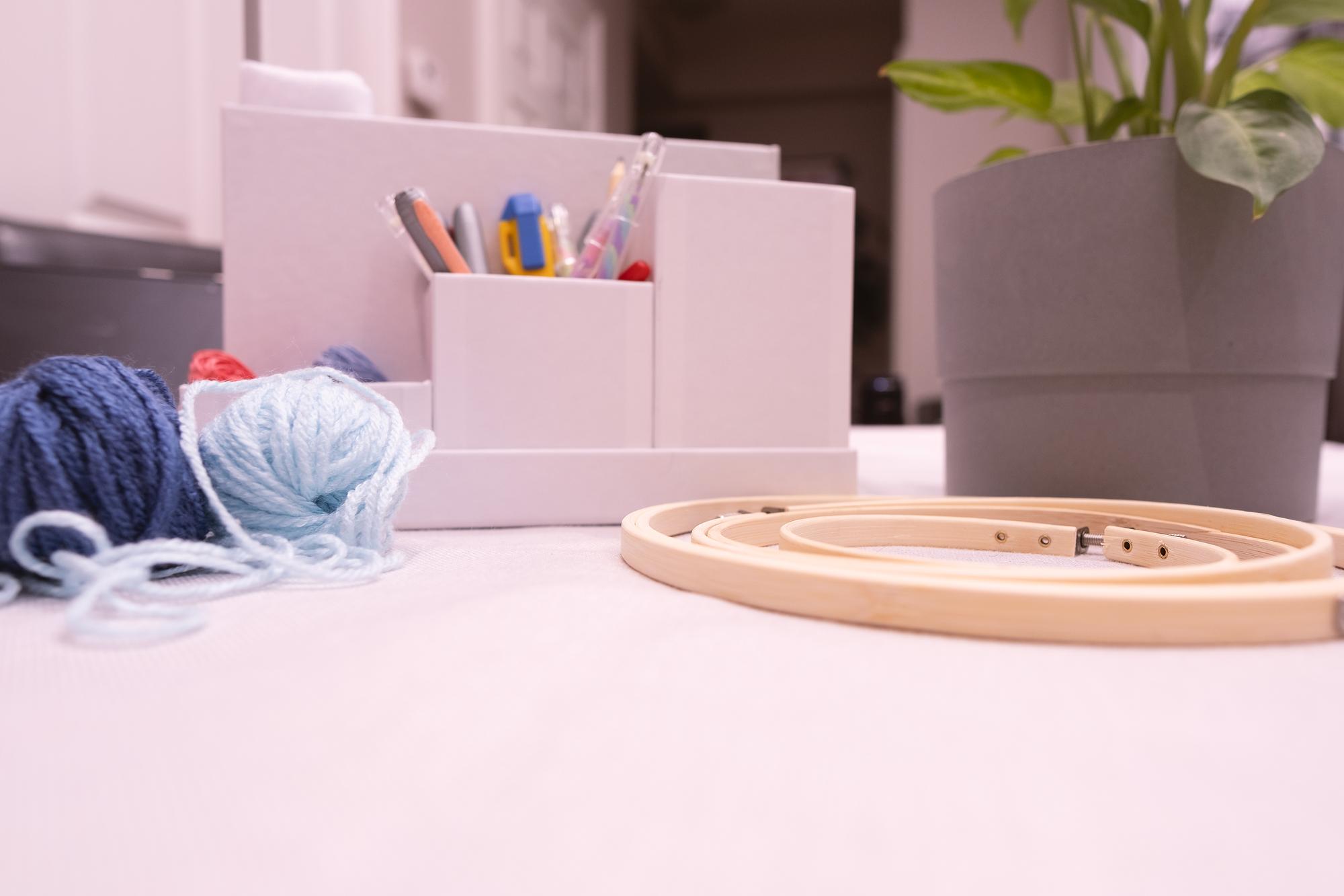 Angolo di laboratorio con telaio e materiali
